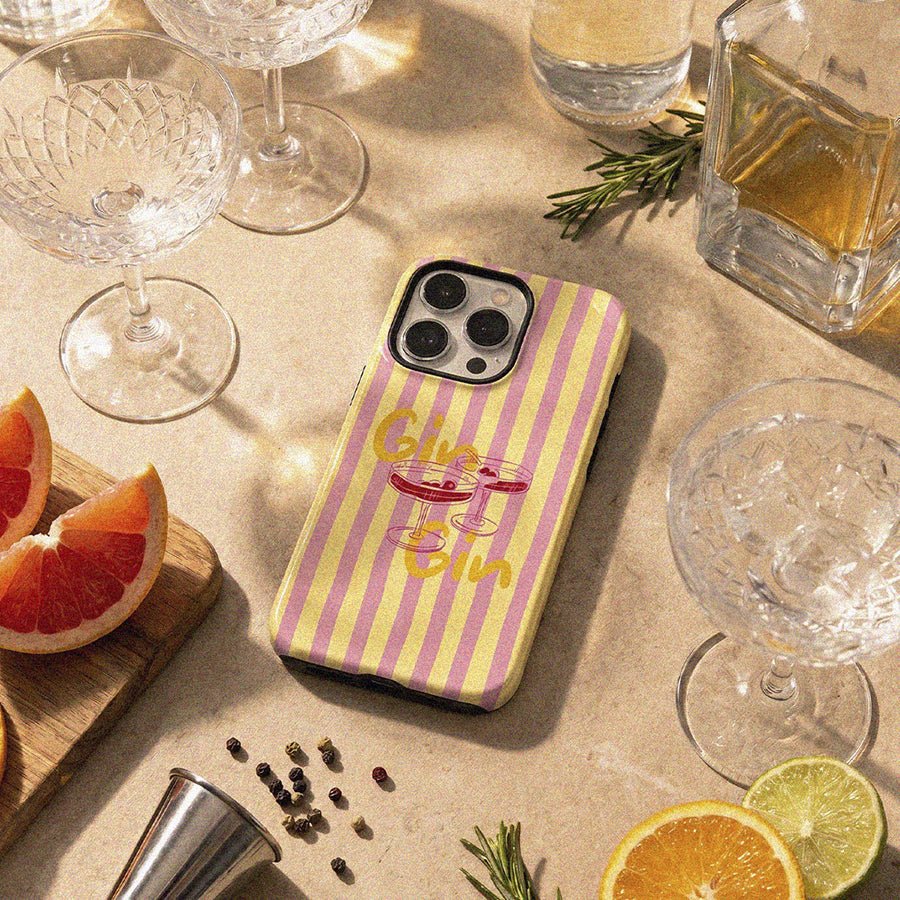 Funda Tough Gin Rosé – Vista en ángulo diseño rosa pastel
