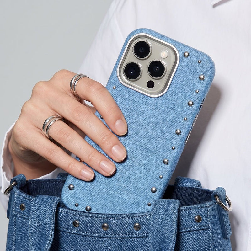 Detalle del acabado vaquero de la funda Denim MagBattery para iPhone 13 Pro Max
