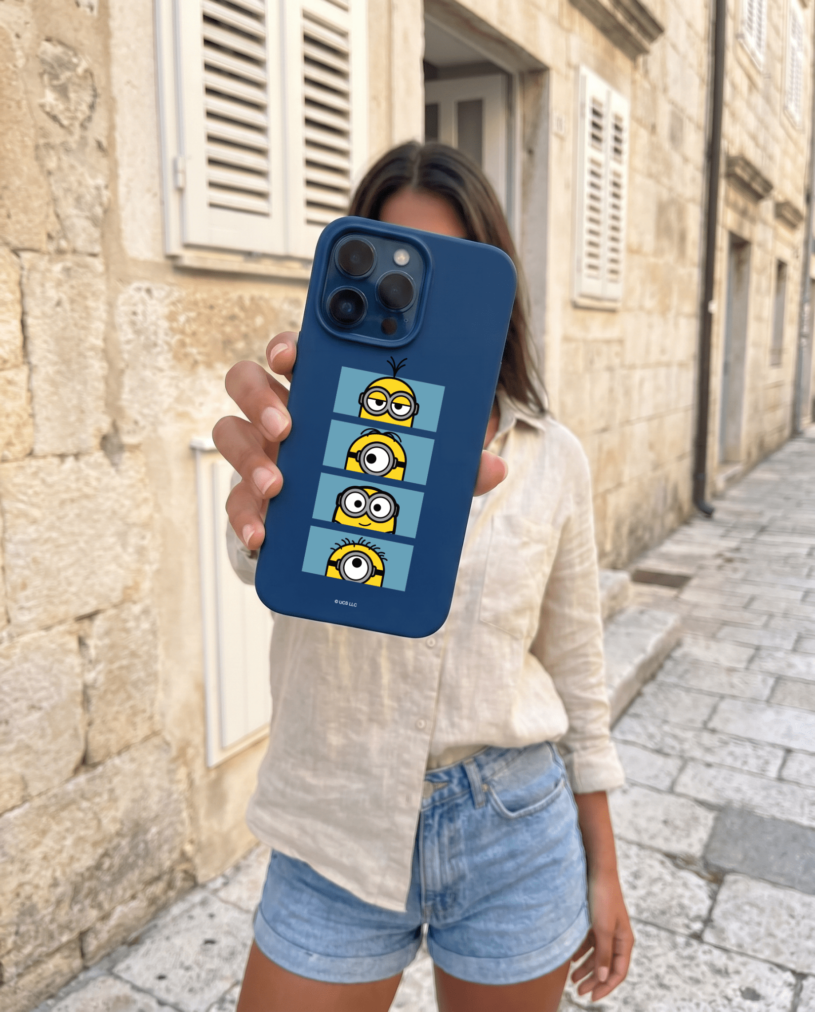 Funda Tough Minions Moods – vista trasera con detalle de protección reforzada
